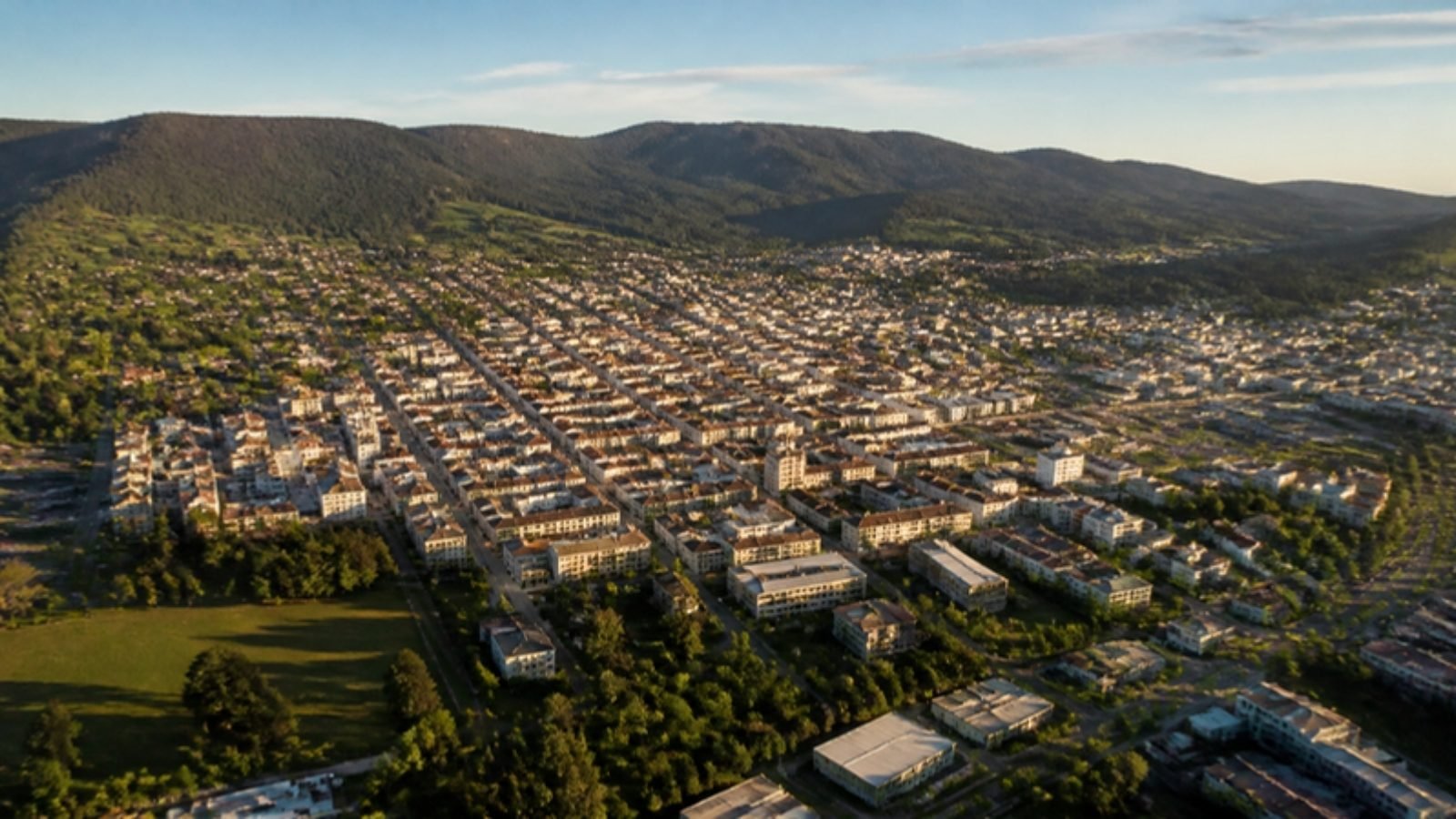 La Chaux-de-Fonds et ses collines jurassiennes