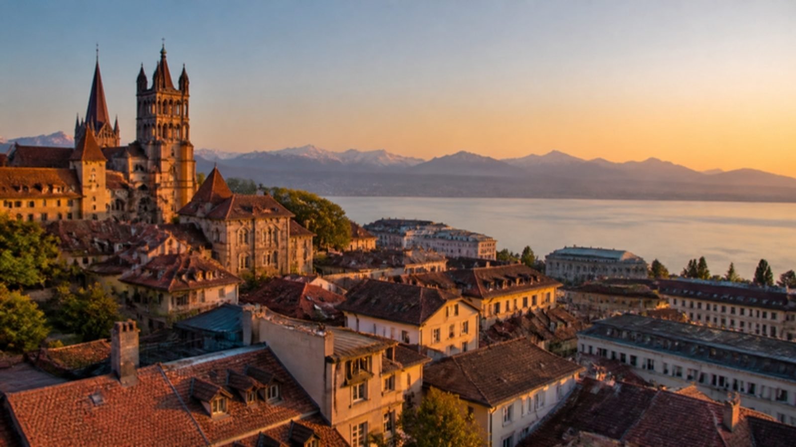 Lausanne, vieille ville et cathédrale au-dessus du lac Léman