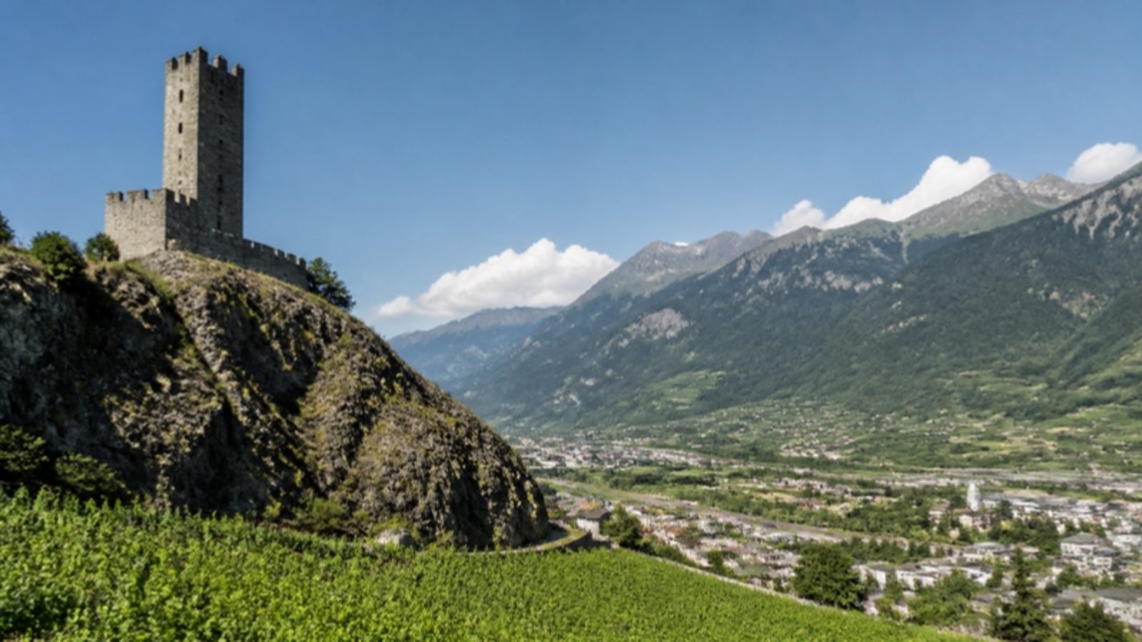 Tour de la Bâtiaz et vallée du Rhône à Martigny