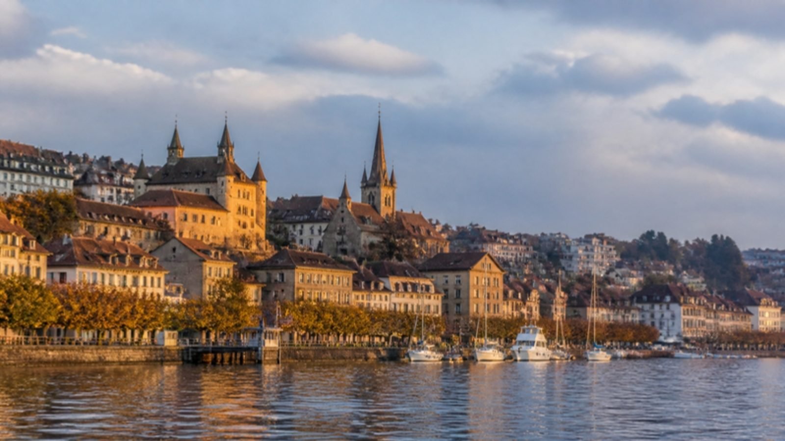 Neuchâtel, vieille ville et collégiale vues du lac
