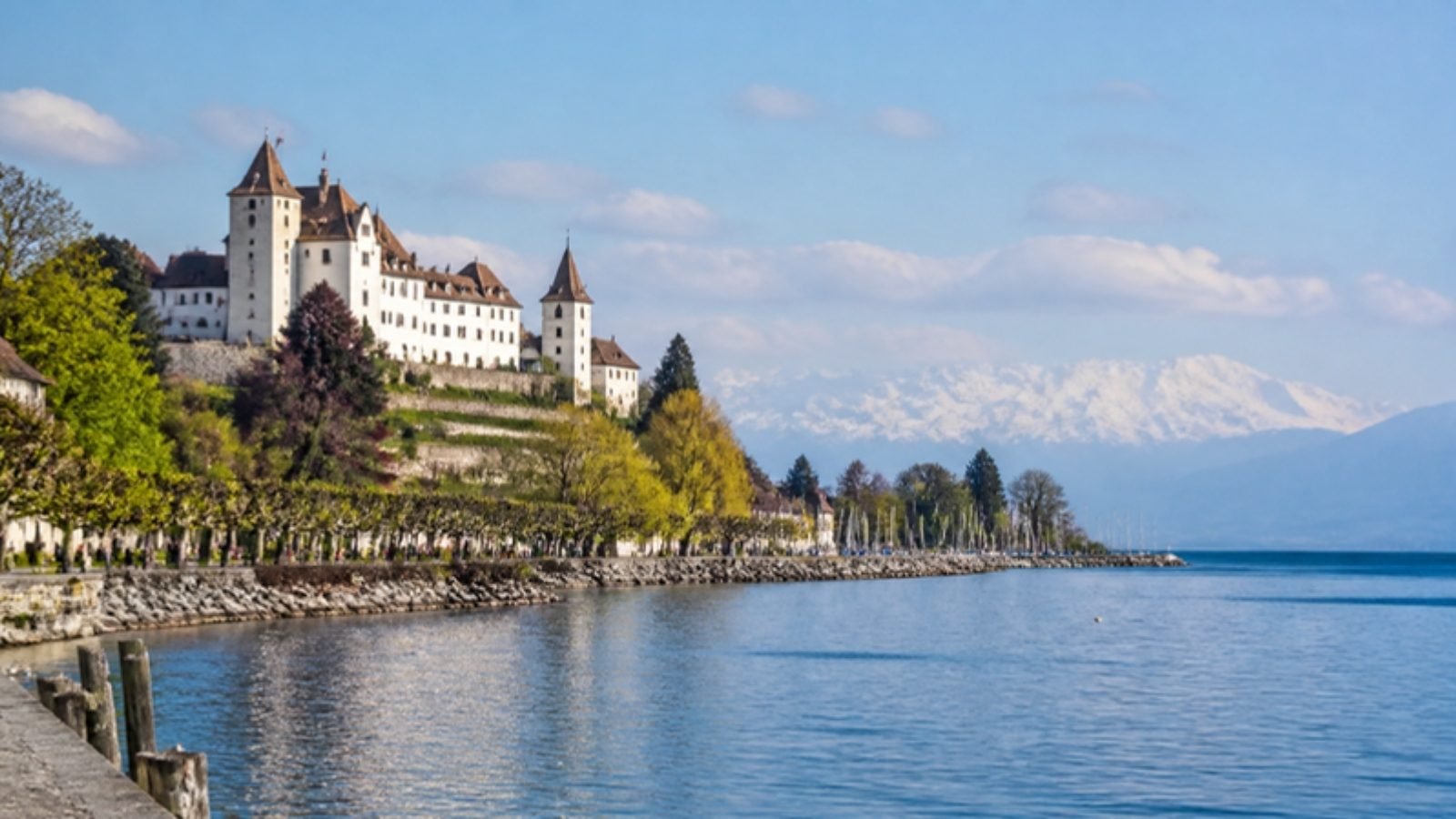 Nyon, le château au-dessus du lac Léman