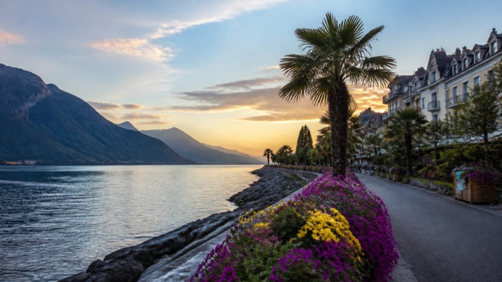 Quai fleuri de Montreux au bord du lac Léman